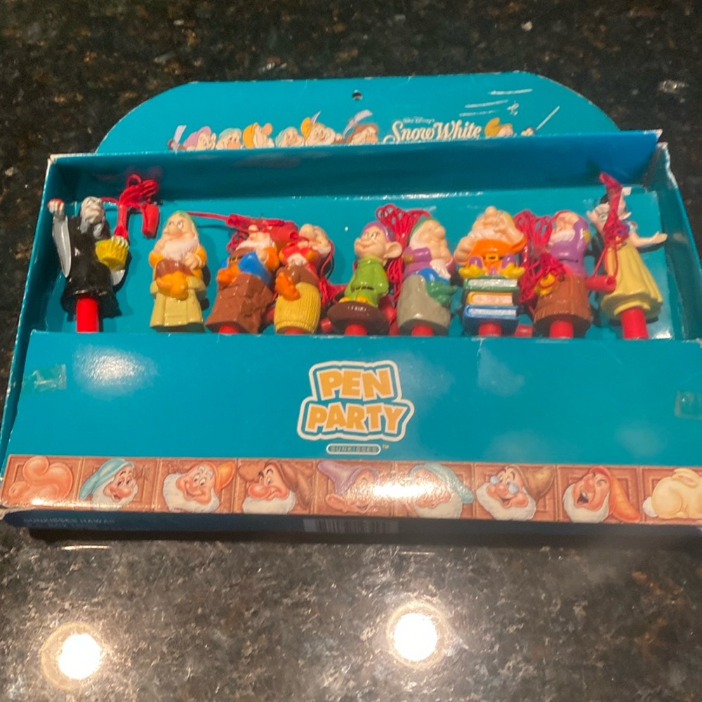 Vintage Disney Snow White, Seven Dwarfs & Wicked Witch Pen & Necklace Set
